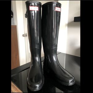 Hunter tall refined black rain boots womens. Sz 5
